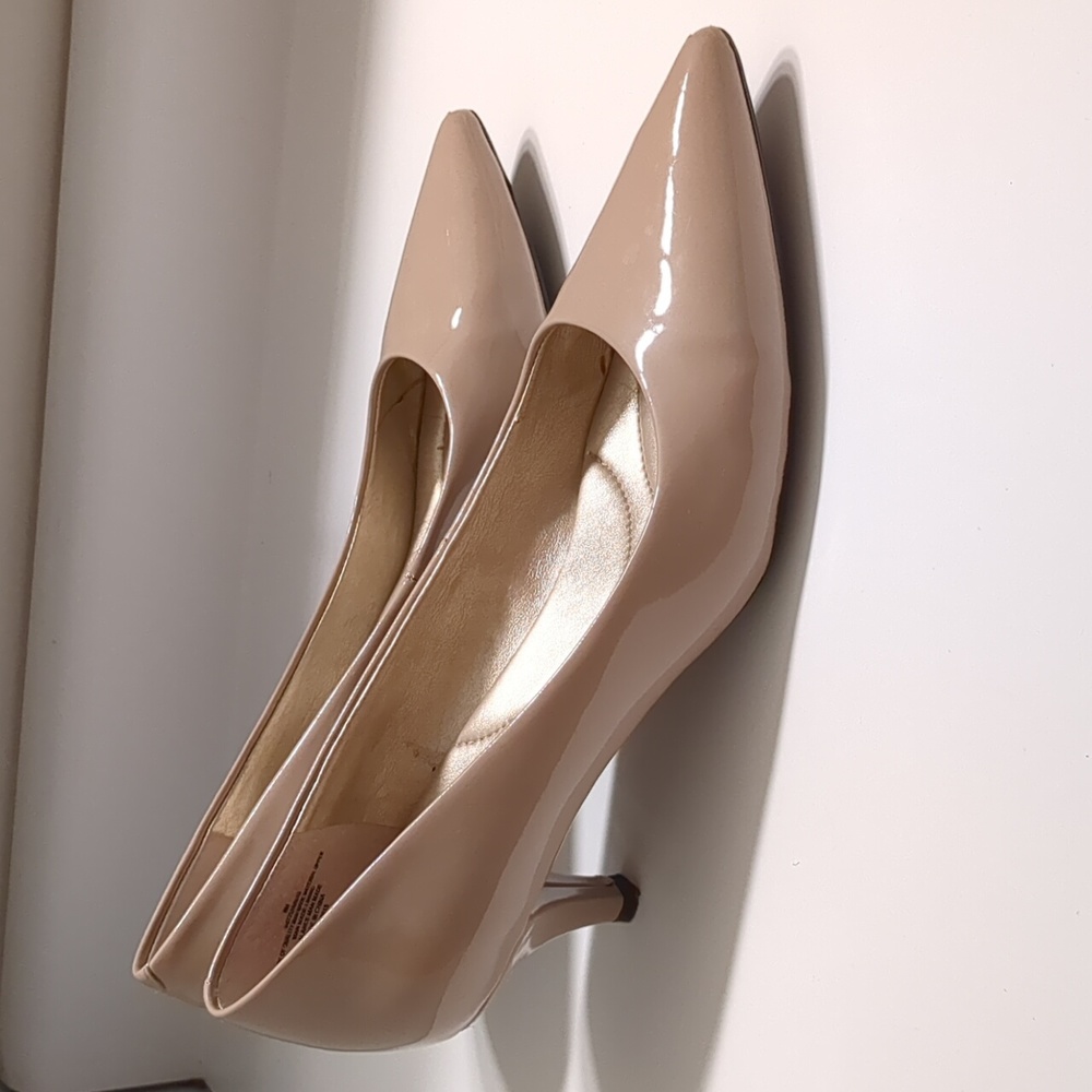 Bandolino patent beige kitten heels, size 8
